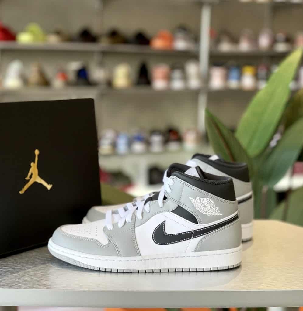 Air Jordan 1 Mid " Light Smoke Grey "